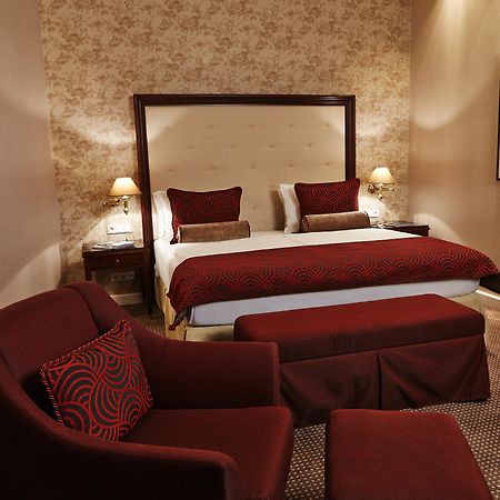 Steigenberger Icon Frankfurter Hof Hotel Frankfurt am Main Exterior photo A bedroom at the hotel