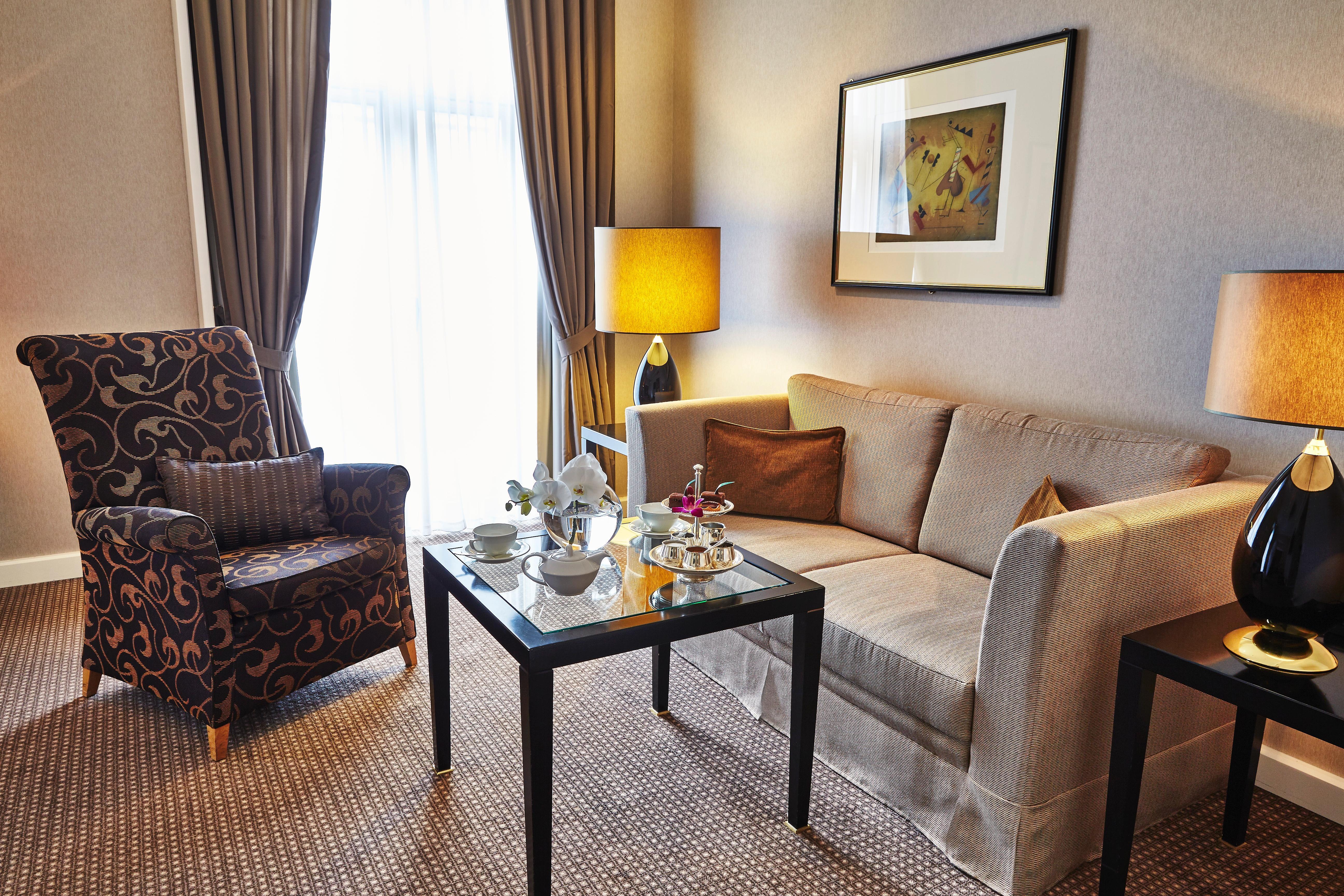 Steigenberger Icon Frankfurter Hof Hotel Frankfurt am Main Exterior photo A living room