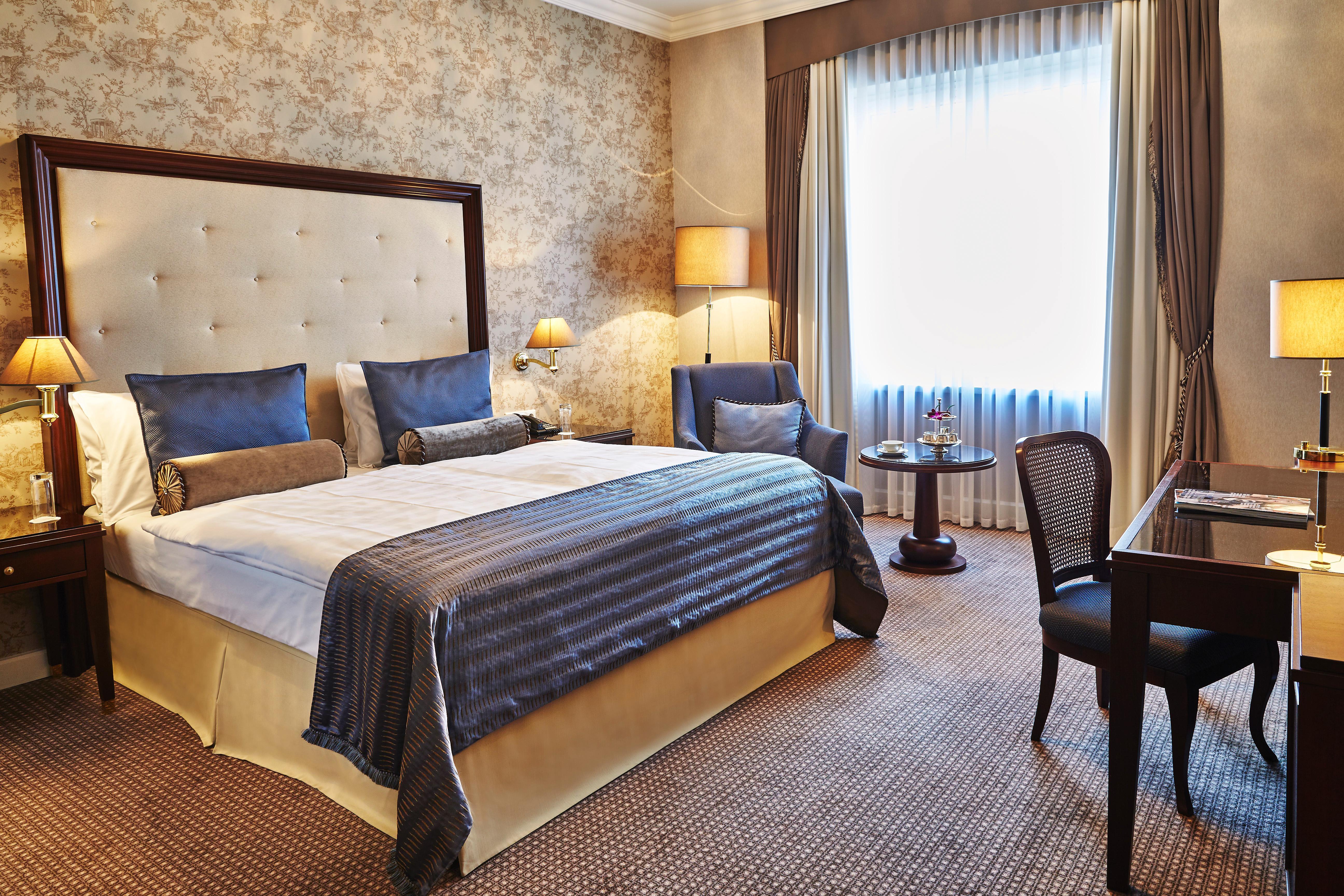 Steigenberger Icon Frankfurter Hof Hotel Frankfurt am Main Exterior photo A room at the hotel