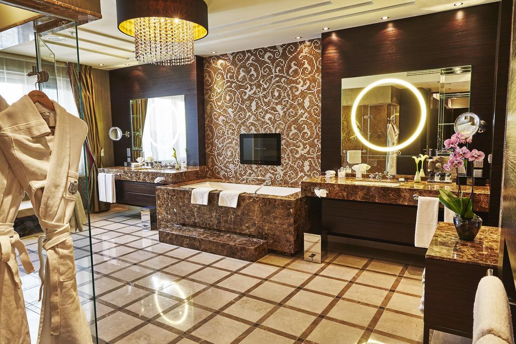 Steigenberger Icon Frankfurter Hof Hotel Frankfurt am Main Exterior photo Bathroom