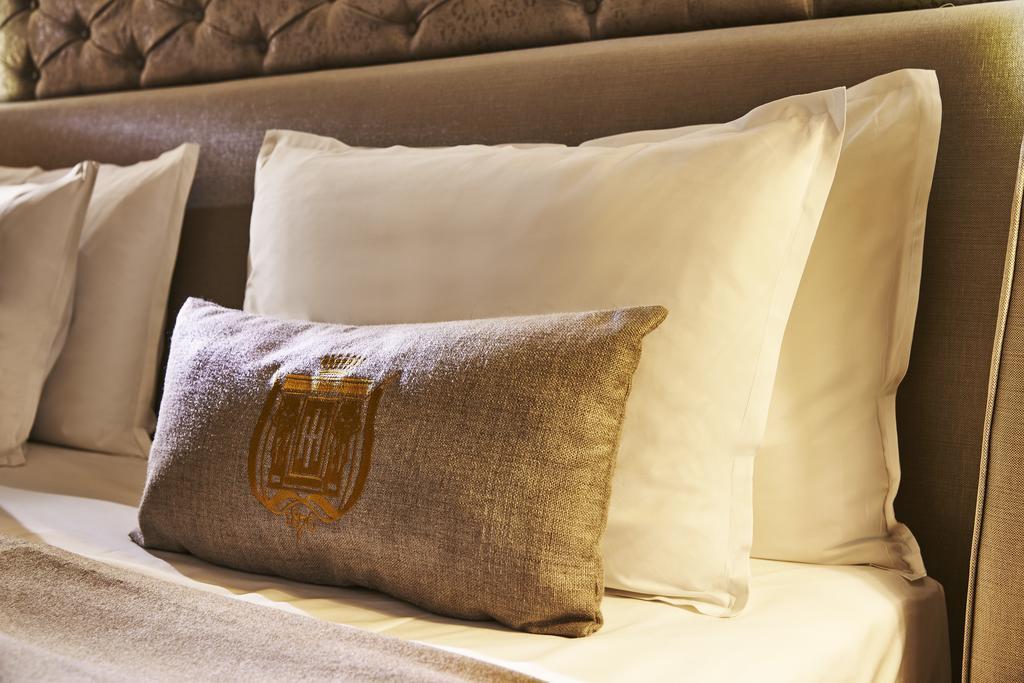 Steigenberger Icon Frankfurter Hof Hotel Frankfurt am Main Exterior photo Pillows